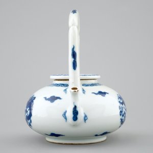 Une théière en porcelaine de Chine bleu et blanc à décor de dragons, Kangxo — photo 3