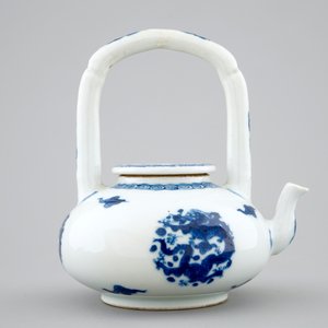 Une théière en porcelaine de Chine bleu et blanc à décor de dragons, Kangxo — photo 4