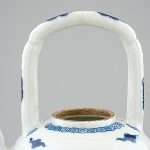 Une théière en porcelaine de Chine bleu et blanc à décor de dragons, Kangxo — photo 8
