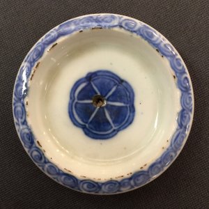 Une théière en porcelaine de Chine bleu et blanc à décor de dragons, Kangxo — photo 9