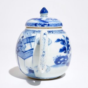 Une théière en porcelaine de Chine bleu et blanc à décor de "La Romance de la chambre de l'ouest", Yongzheng — photo 4