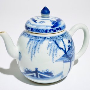 Une théière en porcelaine de Chine bleu et blanc à décor de "La Romance de la chambre de l'ouest", Yongzheng — photo 7