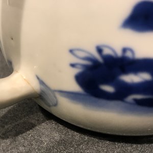 Une théière en porcelaine de Chine bleu et blanc à décor de "La Romance de la chambre de l'ouest", Yongzheng — photo 8