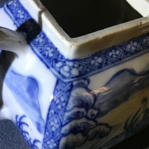 Une théière en porcelaine de Chine bleu et blanc à décor de nymphes et poissons, Kangxi/Qianlong — photo 14
