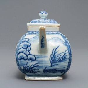 Une théière en porcelaine de Chine bleu et blanc à décor de nymphes et poissons, Kangxi/Qianlong — photo 3