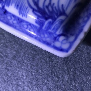 Une théière en porcelaine de Chine bleu et blanc à décor de nymphes et poissons, Kangxi/Qianlong — photo 8