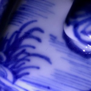 Une théière en porcelaine de Chine bleu et blanc à décor de nymphes et poissons, Kangxi/Qianlong — photo 9