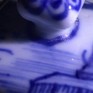 Une théière en porcelaine de Chine bleu et blanc à décor de nymphes et poissons, Kangxi/Qianlong — photo 10