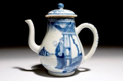 Une théière en porcelaine de Chine bleu et blanc à décor de personnages, Yongzheng
