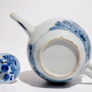 Une théière en porcelaine de Chine bleu et blanc à décor d'un paysage, Qianlong — photo 6