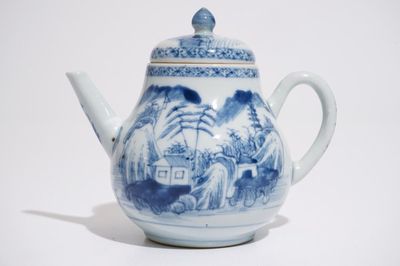 Une théière en porcelaine de Chine bleu et blanc à décor d'un paysage, Yongzheng/Qianlong