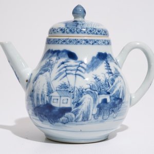 Une théière en porcelaine de Chine bleu et blanc à décor d'un paysage, Yongzheng/Qianlong — photo 1