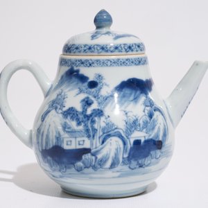 Une théière en porcelaine de Chine bleu et blanc à décor d'un paysage, Yongzheng/Qianlong — photo 3