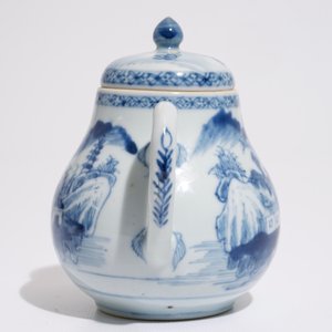 Une théière en porcelaine de Chine bleu et blanc à décor d'un paysage, Yongzheng/Qianlong — photo 4