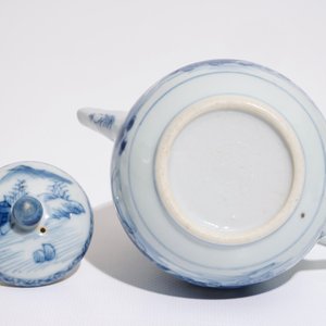 Une théière en porcelaine de Chine bleu et blanc à décor d'un paysage, Yongzheng/Qianlong — photo 6