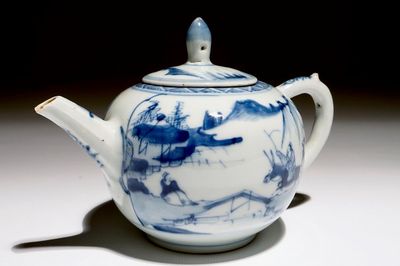 Une théière en porcelaine de Chine bleu et blanc à décor d'un sage, Kangxi
