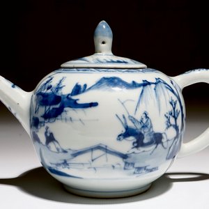 Une théière en porcelaine de Chine bleu et blanc à décor d'un sage, Kangxi — photo 2