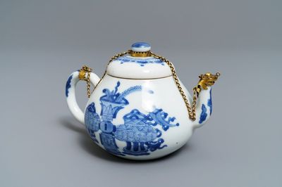 Une théière en porcelaine de Chine bleu et blanc à monture en laiton doré, marque de Jiajing, Kangxi