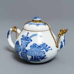 Une théière en porcelaine de Chine bleu et blanc à monture en laiton doré, marque de Jiajing, Kangxi — photo 1