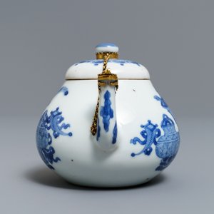 Une théière en porcelaine de Chine bleu et blanc à monture en laiton doré, marque de Jiajing, Kangxi — photo 3