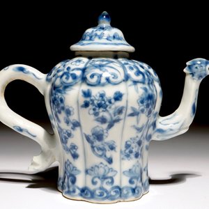 Une théière en porcelaine de Chine bleu et blanc au phénix, Kangxi — photo 4