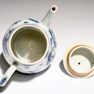 Une théière en porcelaine de Chine bleu et blanc aux enfants, Yongzheng — photo 6
