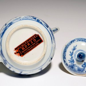 Une théière en porcelaine de Chine bleu et blanc aux enfants, Yongzheng — photo 7