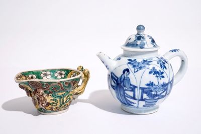 Une théière en porcelaine de Chine bleu et blanc et une coupe libatoire en verte sur biscuit, Kangxi