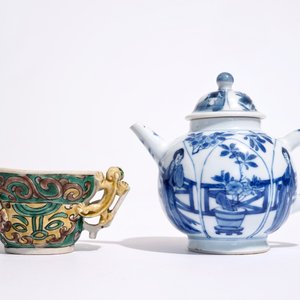 Une théière en porcelaine de Chine bleu et blanc et une coupe libatoire en verte sur biscuit, Kangxi — photo 2