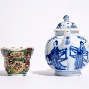 Une théière en porcelaine de Chine bleu et blanc et une coupe libatoire en verte sur biscuit, Kangxi — photo 3