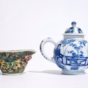 Une théière en porcelaine de Chine bleu et blanc et une coupe libatoire en verte sur biscuit, Kangxi — photo 4