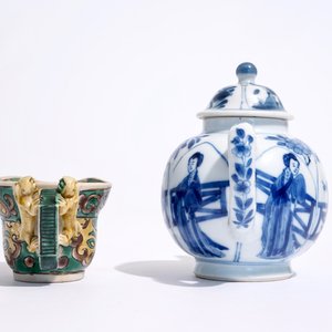 Une théière en porcelaine de Chine bleu et blanc et une coupe libatoire en verte sur biscuit, Kangxi — photo 5