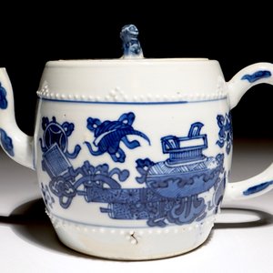 Une théière en porcelaine de Chine bleu et blanc, Kangxi — photo 2