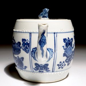 Une théière en porcelaine de Chine bleu et blanc, Kangxi — photo 3