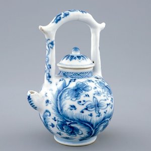 Une théière en porcelaine de Chine bleu et blanc, Kangxi — photo 1