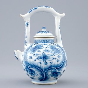 Une théière en porcelaine de Chine bleu et blanc, Kangxi — photo 2