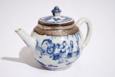 Une théière en porcelaine de Chine bleu et blanc monté en argent, Kangxi