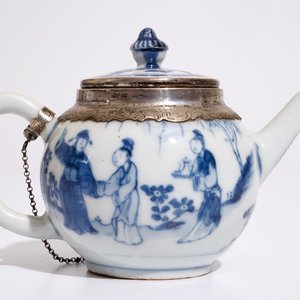 Une théière en porcelaine de Chine bleu et blanc monté en argent, Kangxi — photo 4