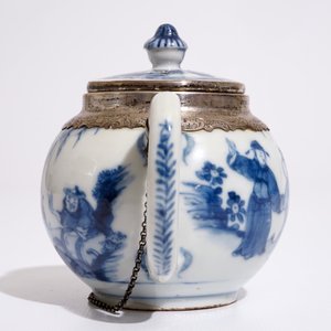 Une théière en porcelaine de Chine bleu et blanc monté en argent, Kangxi — photo 5