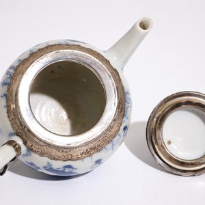 Une théière en porcelaine de Chine bleu et blanc monté en argent, Kangxi — photo 6