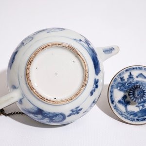 Une théière en porcelaine de Chine bleu et blanc monté en argent, Kangxi — photo 7