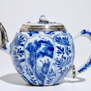 Une théière en porcelaine de Chine bleu et blanc montée en argent, Kangxi — photo 2