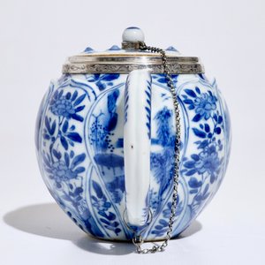 Une théière en porcelaine de Chine bleu et blanc montée en argent, Kangxi — photo 5