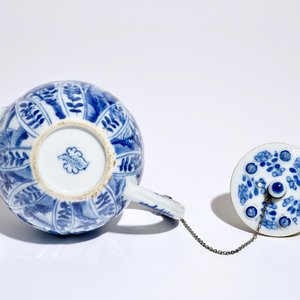 Une théière en porcelaine de Chine bleu et blanc montée en argent, Kangxi — photo 7