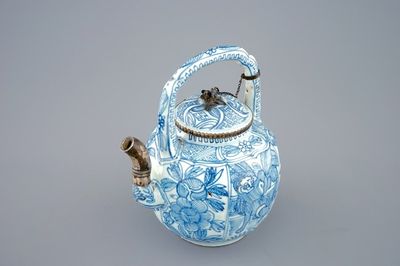 Une théière en porcelaine de Chine bleu et blanc montée en argent, Ming, Wanli, 1573-1619