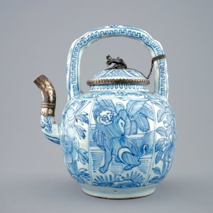 Une théière en porcelaine de Chine bleu et blanc montée en argent, Ming, Wanli, 1573-1619 — photo 2