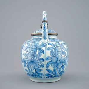 Une théière en porcelaine de Chine bleu et blanc montée en argent, Ming, Wanli, 1573-1619 — photo 5