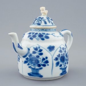 Une théière en porcelaine de Chine bleu et blanc moulée en forme de lotus, Kangxi — photo 1