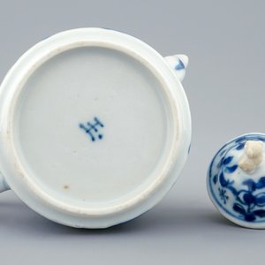 Une théière en porcelaine de Chine bleu et blanc moulée en forme de lotus, Kangxi — photo 3