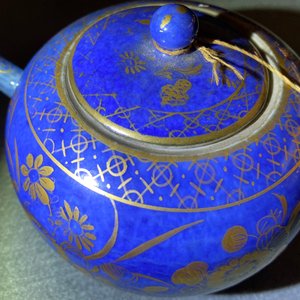 Une théière en porcelaine de Chine bleu poudré et doré et une en grisaille, Kangxi/Yongzheng — photo 12